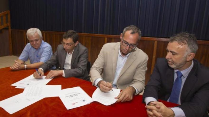 Ramírez, Atta, Navarro y Torres, de izqda. a dcha., firman el pacto de Valsequillo.