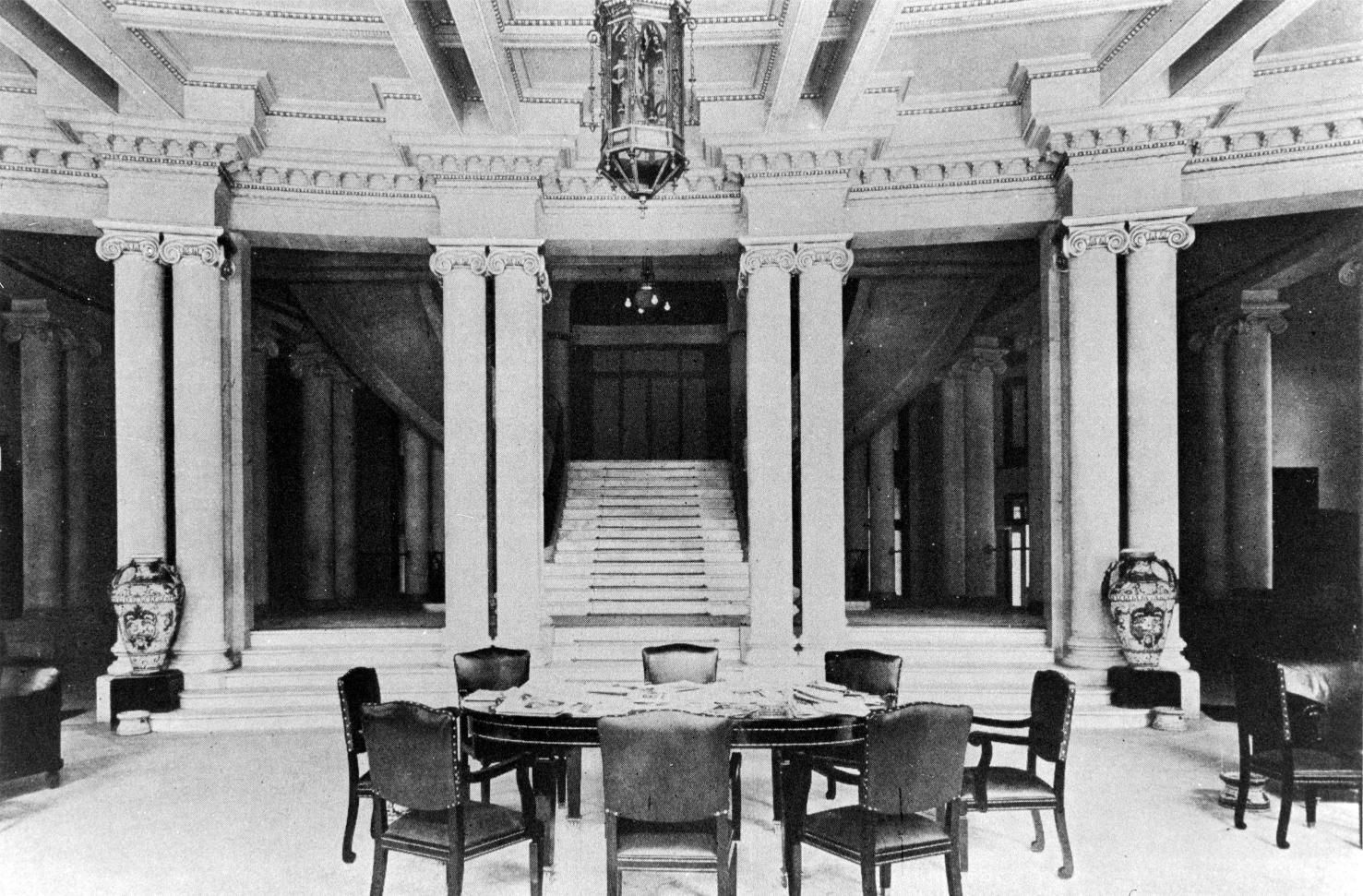 Escalera de honor, 1927.jpg