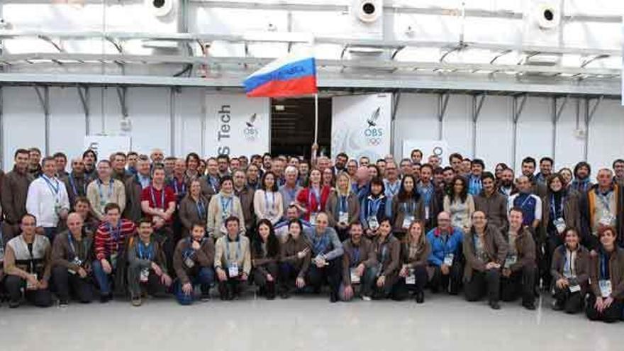 Equipo técnico responsable de la transmisión de los Juegos Olímpicos de Invierno Sochi 2014; el saucano Dalmacio Tola Puertas aparece en el extremo derecho de la imagen.