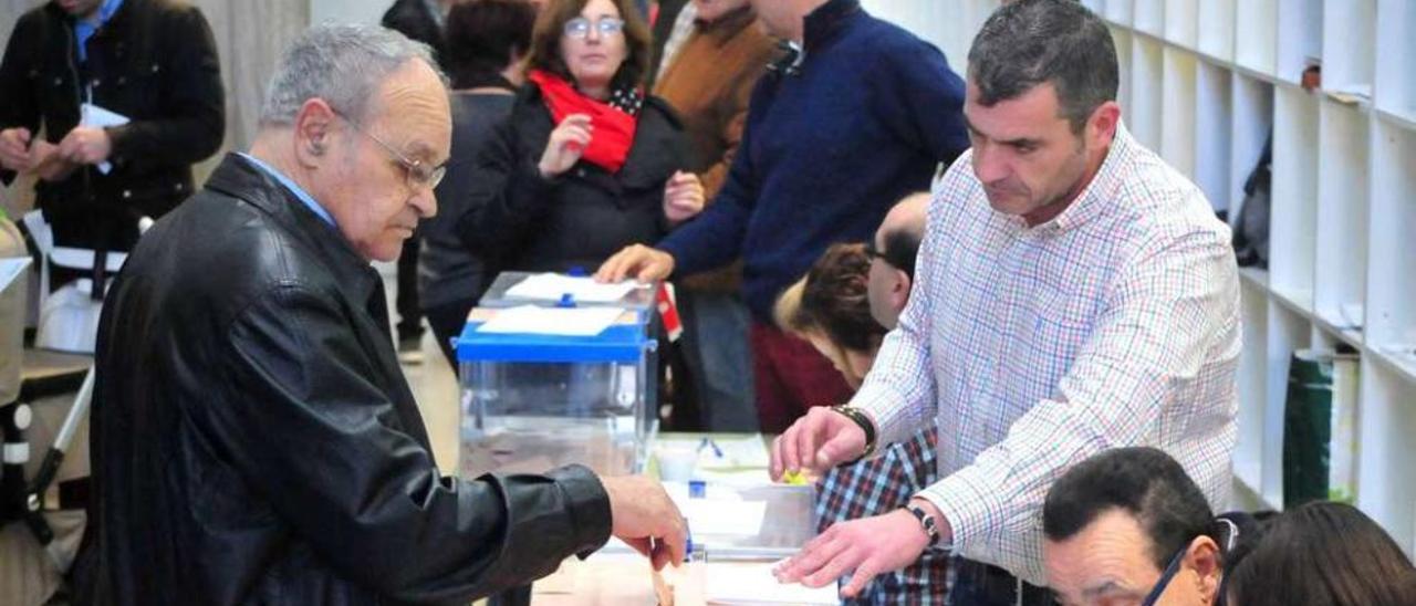 Ambiente electoral en una de las mesas de Vilagarcía de Arousa el pasado domingo. // Iñaki Abella