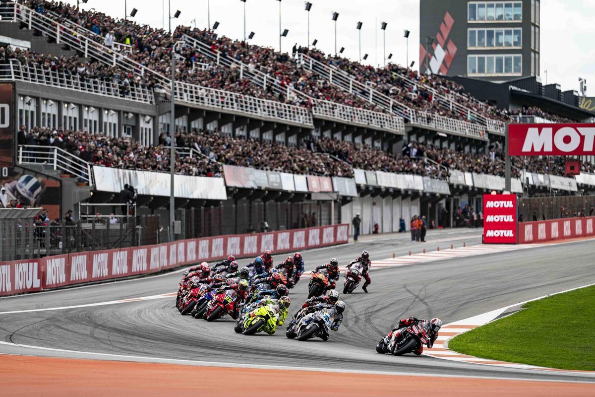 Salida del último Gran Premio de la Comunitat Valenciana en el circuito Ricardo Tormo de Cheste.