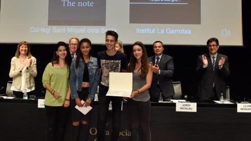 Estudiants de La Garrotxa recollint el premi, ahir al migdia.