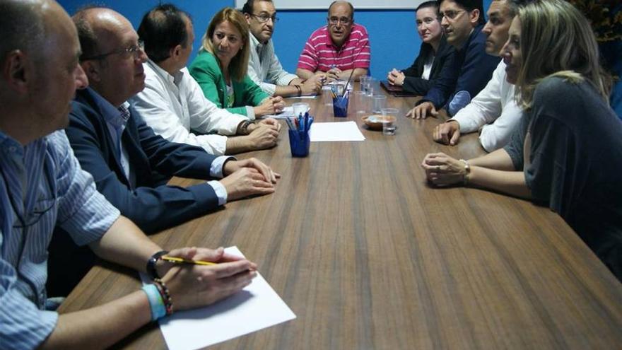 La alcaldesa de Cáceres escoge a un hombre de partido como su portavoz municipal