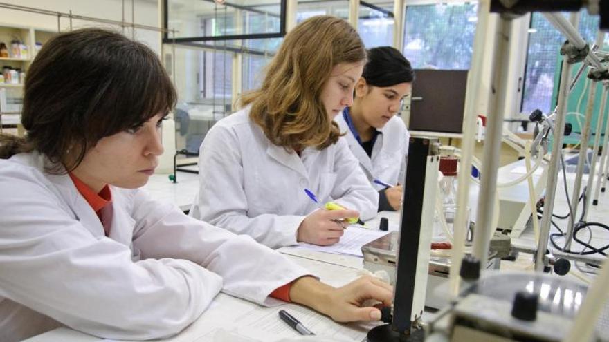 Alumnas trabajando en un laboratorio de la Facultad de Químicas.