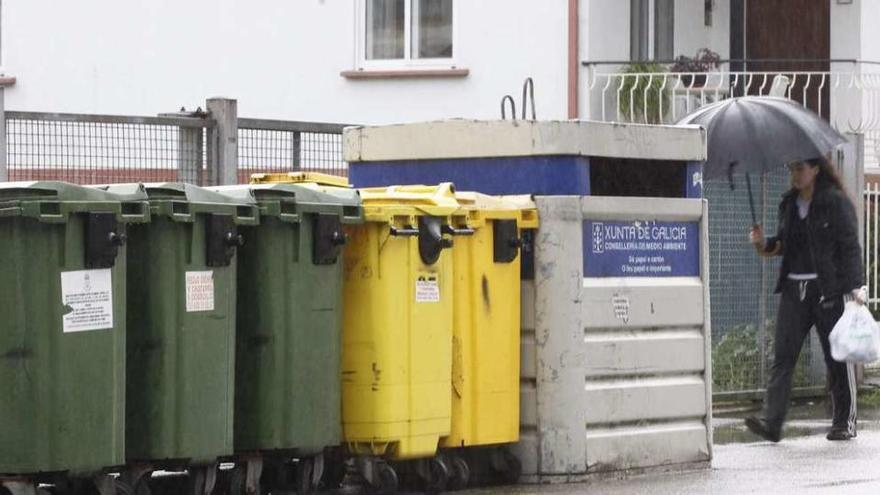 Contenedores de basura en el centro urbano de Gondomar. // José Lores