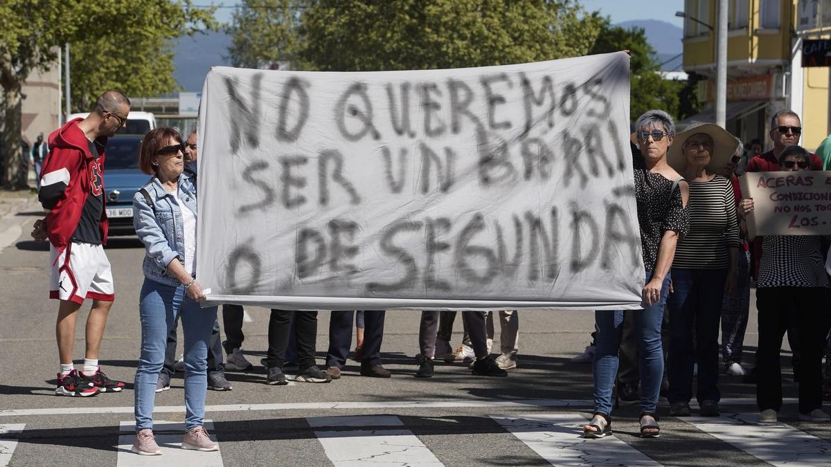 Los vecinos de la pedanía ponferradina de Columbrianos (León), cortan la avenida de Asturias en protesta por las obras  en las aceras del barrio.