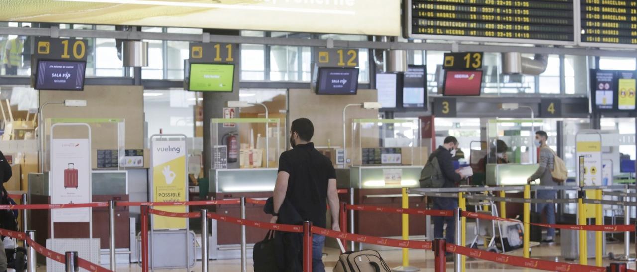 Un viajero en los mostradores de facturación del aeropuerto Los Rodeos-Tenerife Norte.