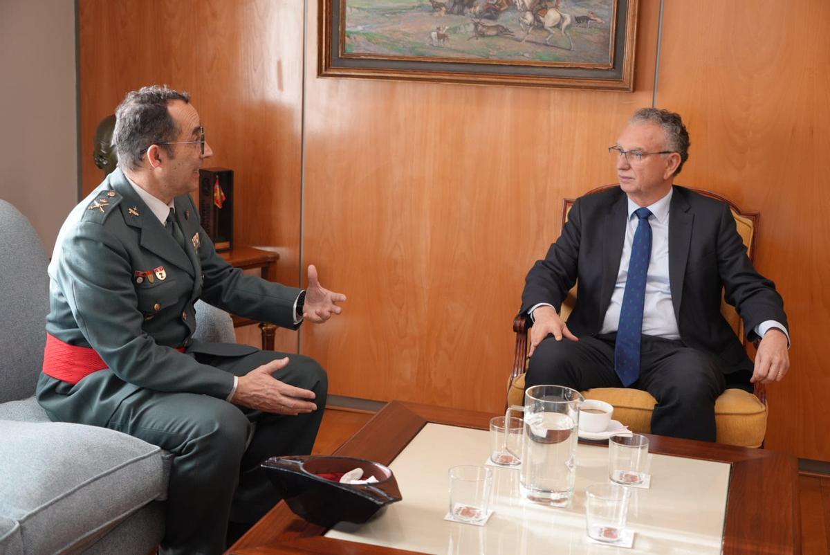 Andrés Manuel Velarde, nuevo jefe de la Guardia Civil en Extremadura, junto al delegado del Gobierno en la región, José Luis Quintana, durante su encuentro en Badajoz.