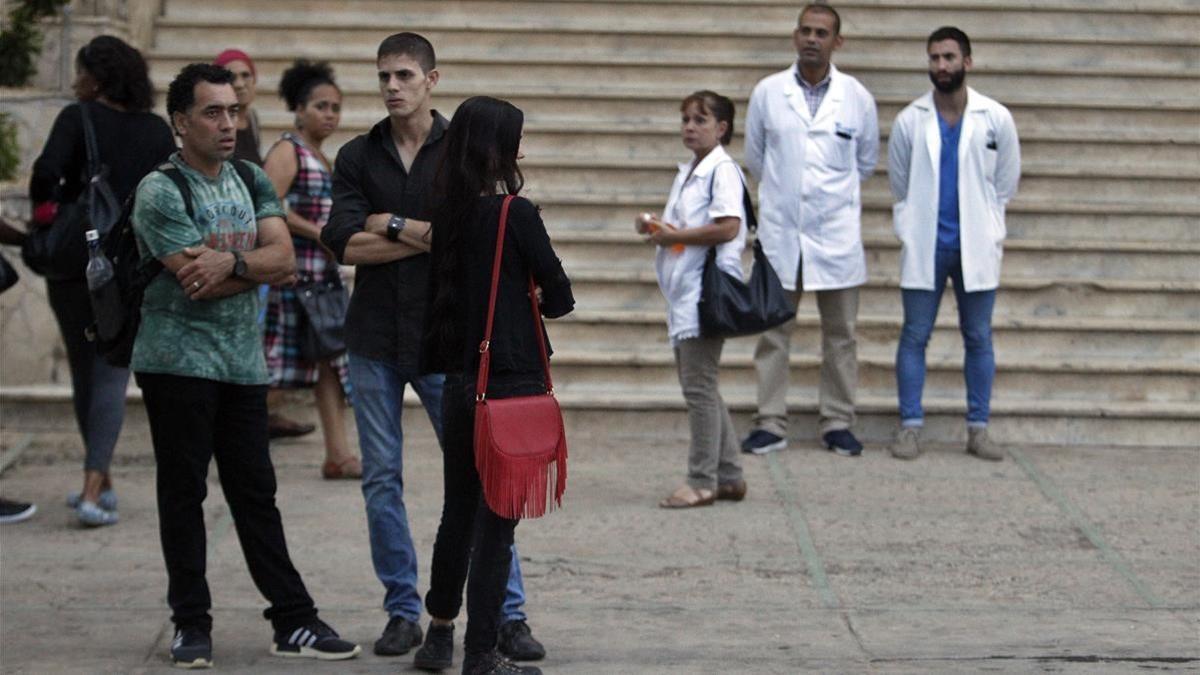 Amigos y familiares de la joven cubana Grettel Landrove asisten al lugar de su velatorio en La Habana el lunes 21 de mayo.