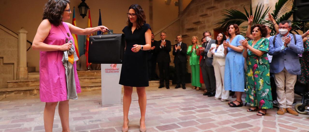 Mónica Oltra y Aitana Mas durante el traspaso de la cartera de la Conselleria de Igualdad el pasado 30 de junio.