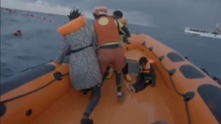 Sobrecogedoras imágenes del rescate de 100 migrantes en el mar Mediterráneo