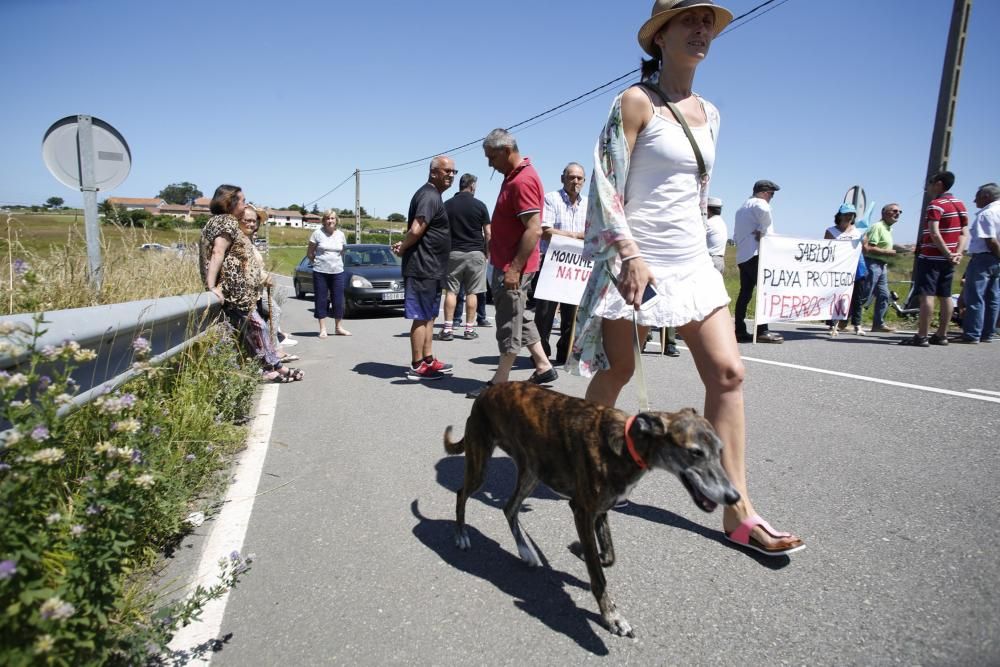 Concentración de los vecinos de Bayas, en Castrillón, contra la presencia de perros en la playa