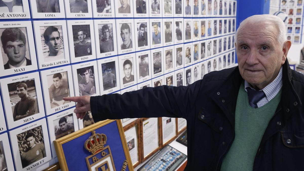 uan Mesa señala una fotografía suya de su época de jugador, recopilada junto con una gran cantidad de información sobre el Real Oviedo y guardada en el museo del club azul.