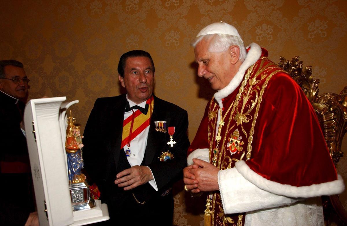 El exalcalde, ya embajador, con el papa Benedicto XVI.