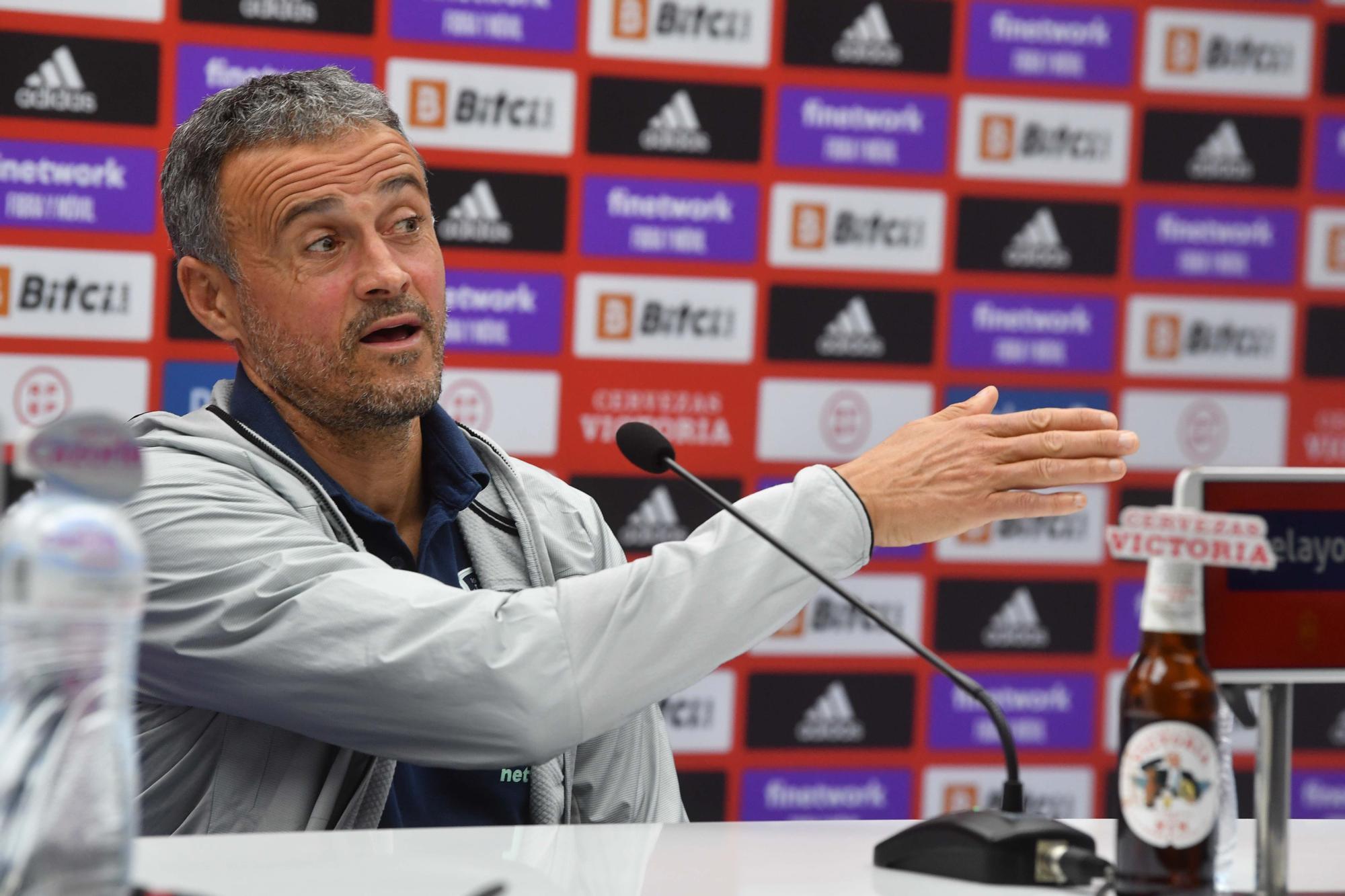 Luis Enrique y Pedri, en Riazor para el partido España-Islandia en A Coruña