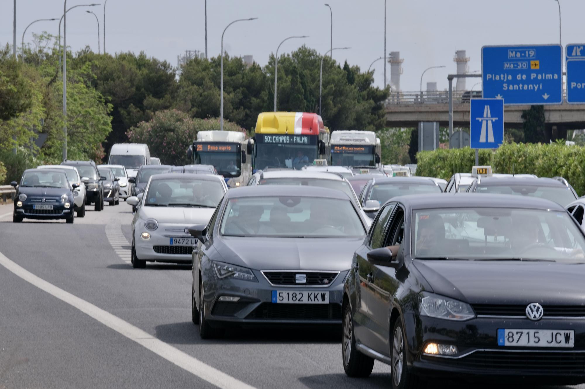 Las fotos del monumental atasco en los accesos a Palma por un autobús averiado en el carril VAO