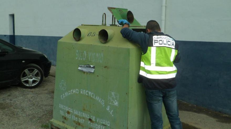 La Policía registra un contenedor en el entorno del concesionario, esta mañana