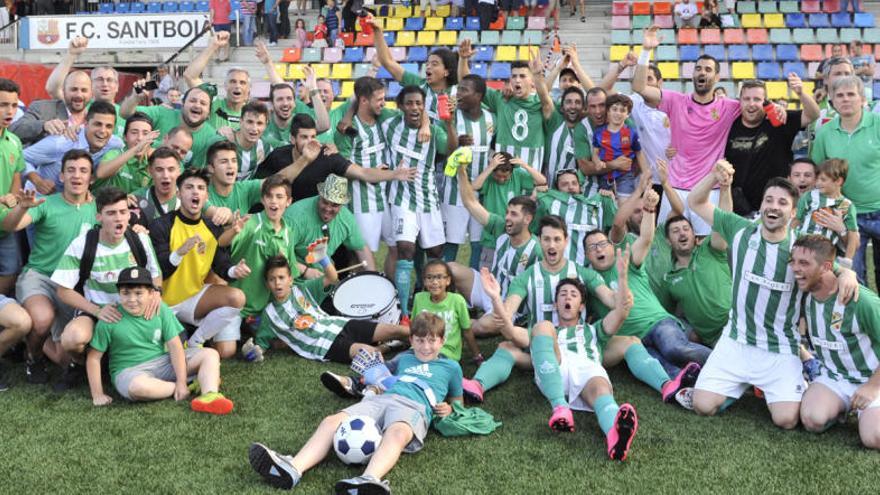 Jugadors i afició de La Jonquera celebren l&#039;ascens a Tercera Divisió