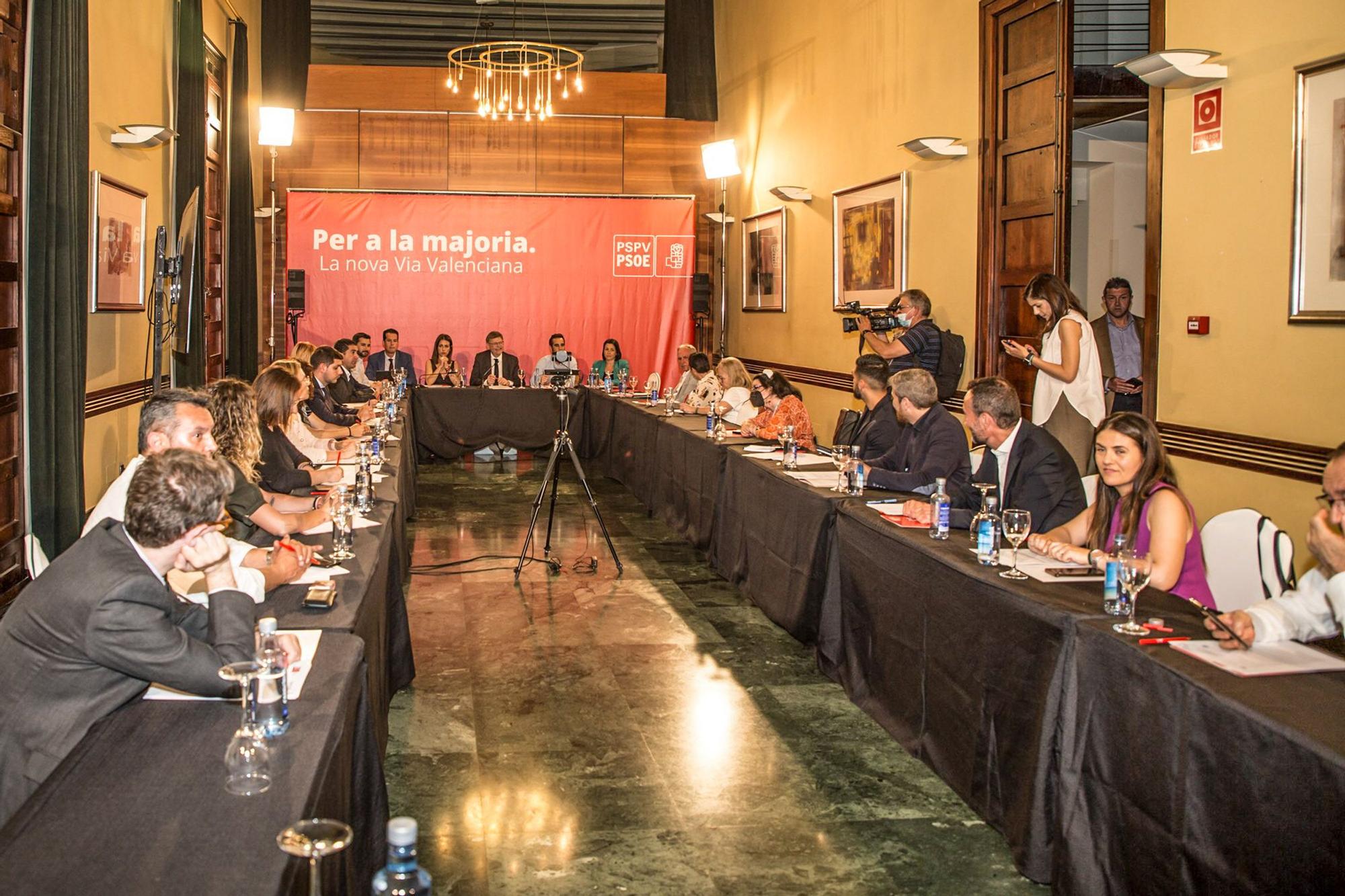 La ejecutiva nacional del PSPV-PSOE se traslada a Orihuela para respaldar a los regantes