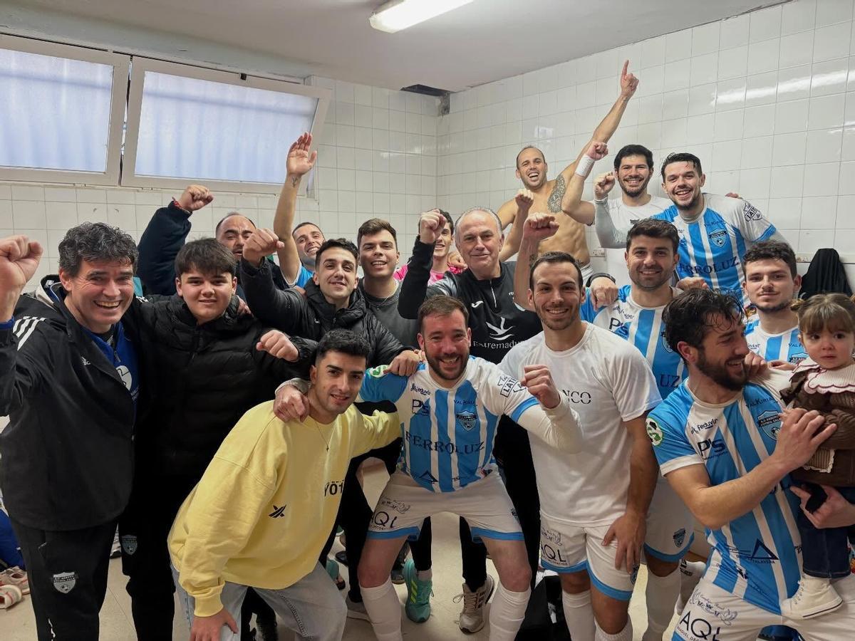 Los jugadores del Arroyo celebran su vuelta a la senda de la victoria.