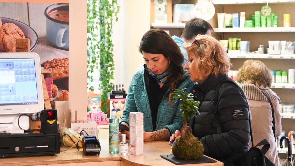 Dos mujeres comprando en la Herboristería La Salud de Zaragoza