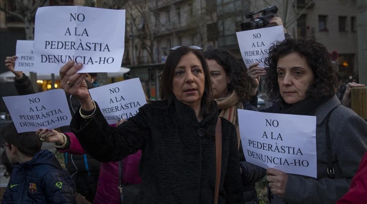 Concentración de apoyo a las víctimas de pederastia de los Maristas, el pasado mes de febrero, en Barcelona.