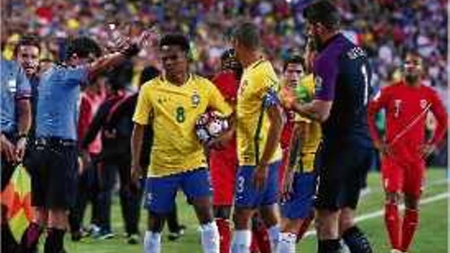 Un gol amb la mà del Perú elimina la selecció brasilera