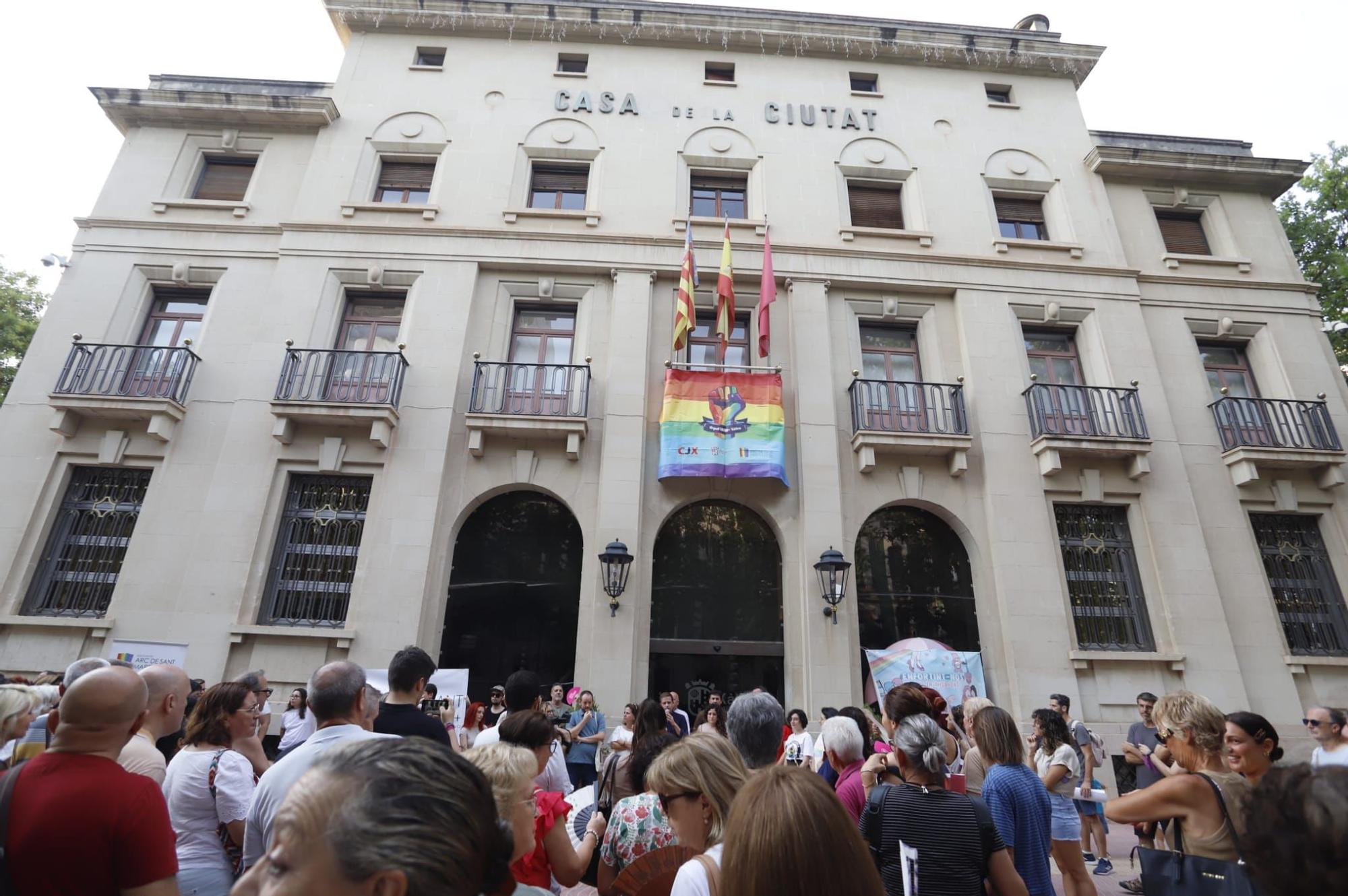 Concentración por el Orgullo LGTBIQ+ en Xàtiva