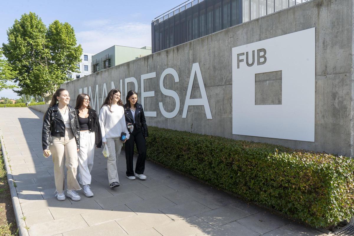 Imatge d’estudiants a l’exterior de les instal·lacions de la FUB-UManresa