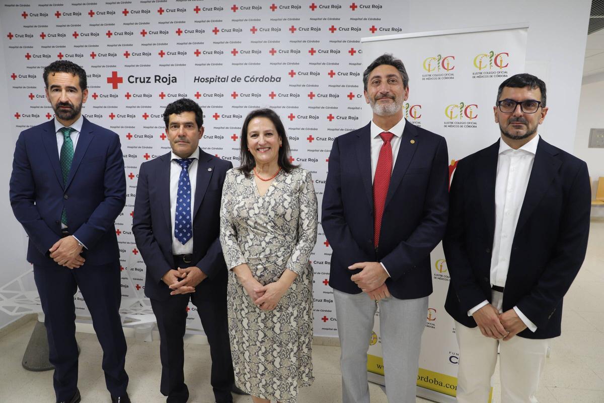 Antonio Ranchal, segundo por la izquierda, recogiendo el premio a la investigación concedido por el Colegio de Médicos de Córdoba en abril de 2026.
