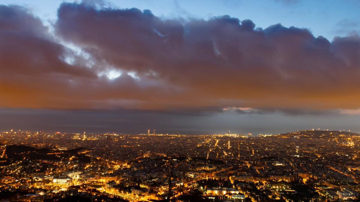 Cielo de Barcelona con nubes bajas