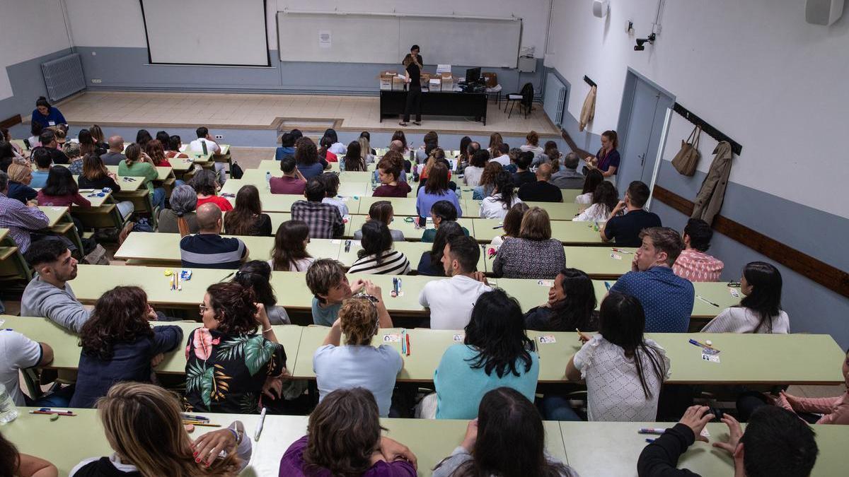 Opositores esperando a examinarse para las oposiciones extraordinarias de la Generalitat