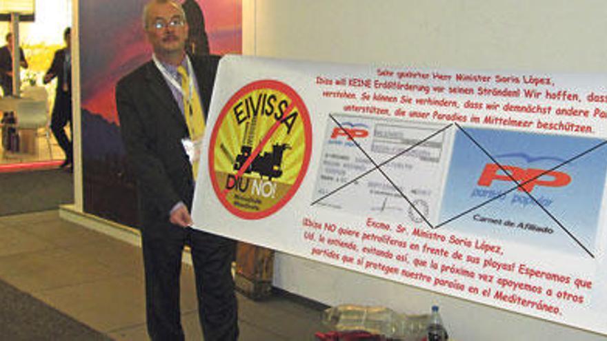 La pancarta que Soria no quiere ver: Un alemán del PP amenaza con romper su carné por los sondeos