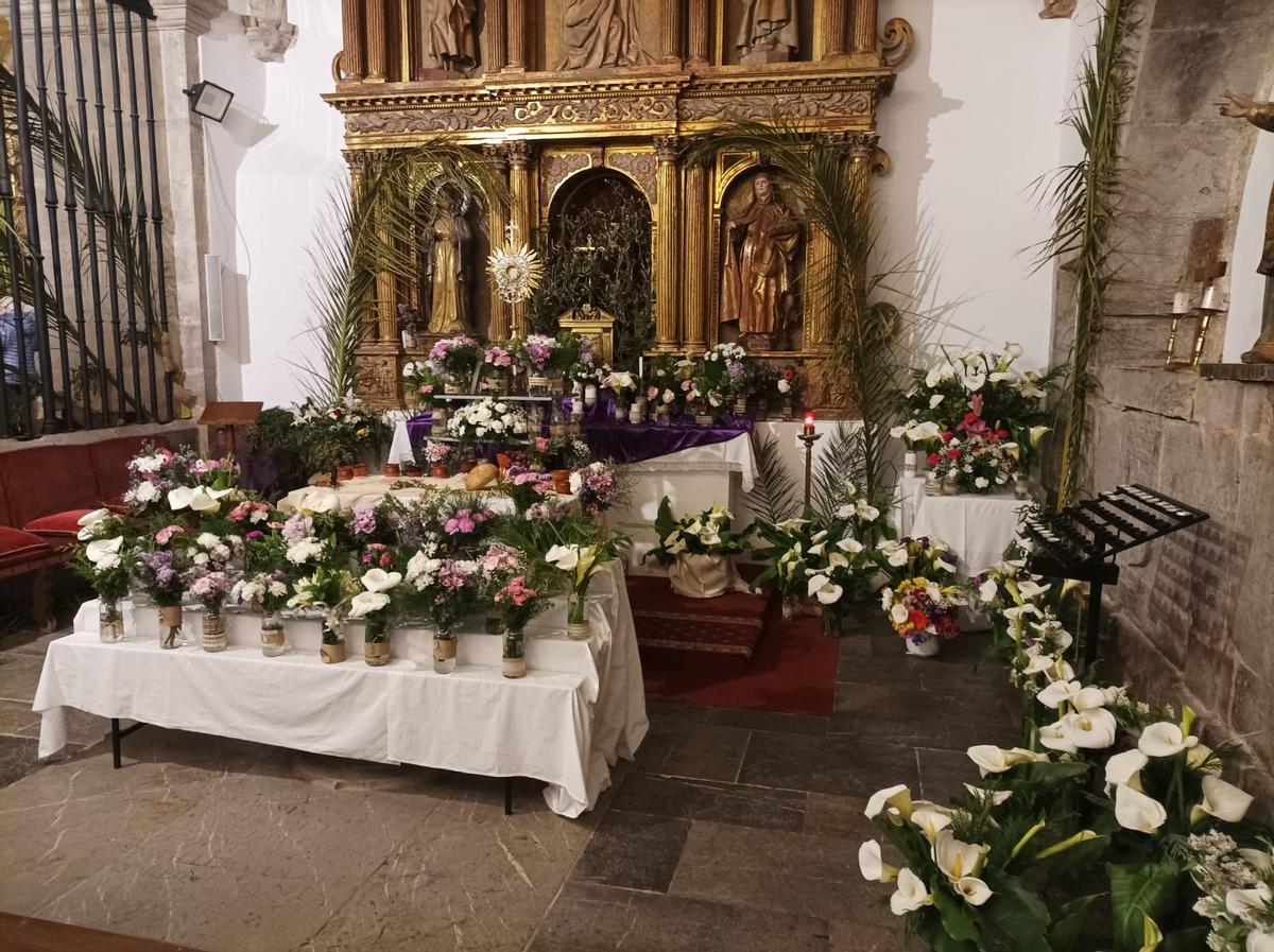 Imagen general del altar, lleno de flores.