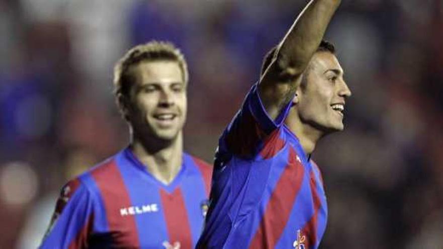 Camarasa celebra su gol contra el Recreativo de Huelva, el pasado martes en Orriols.