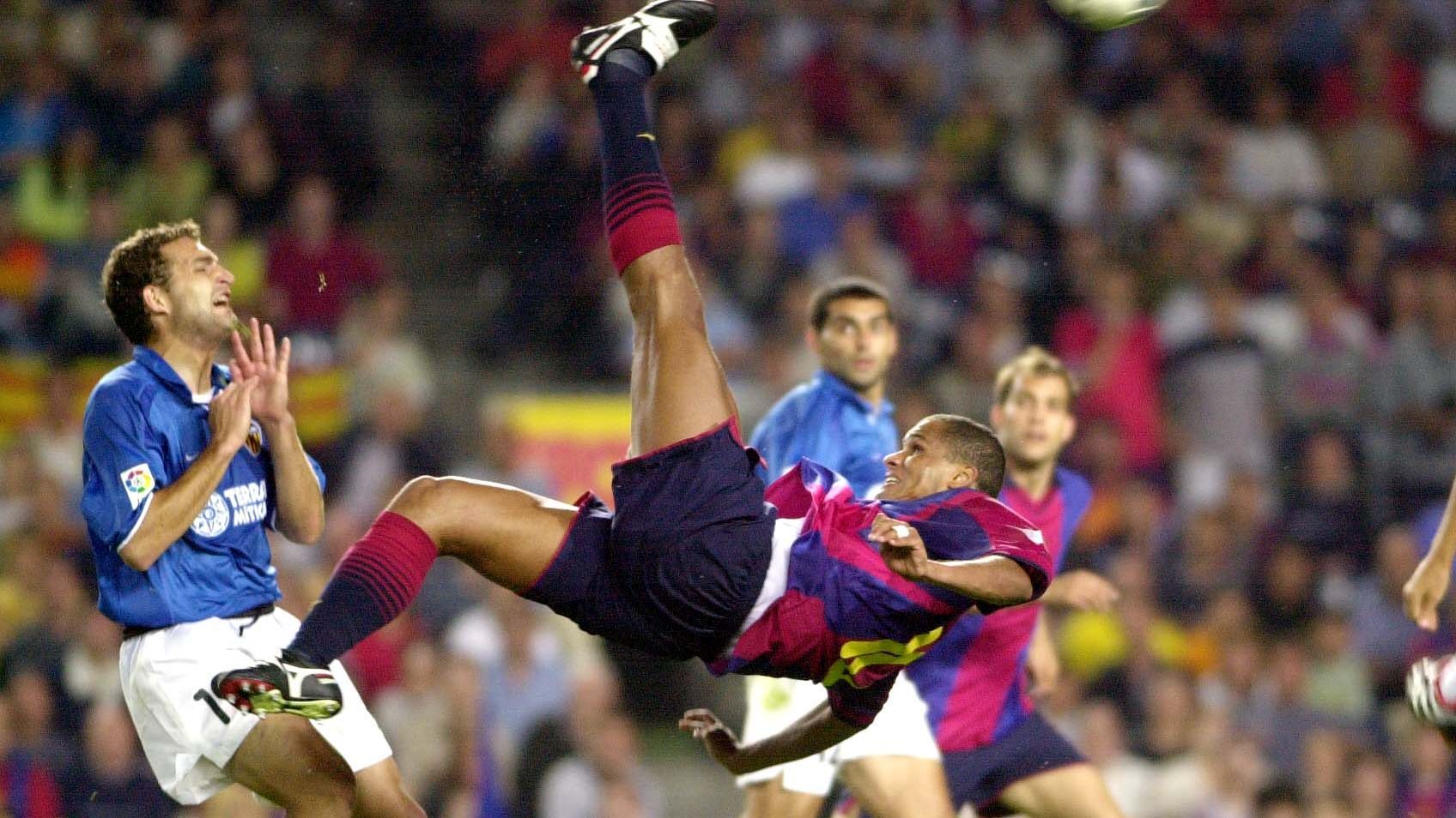 Chilena de Rivaldo en un partido ante el Valencia, en el Camp Nou en 2001