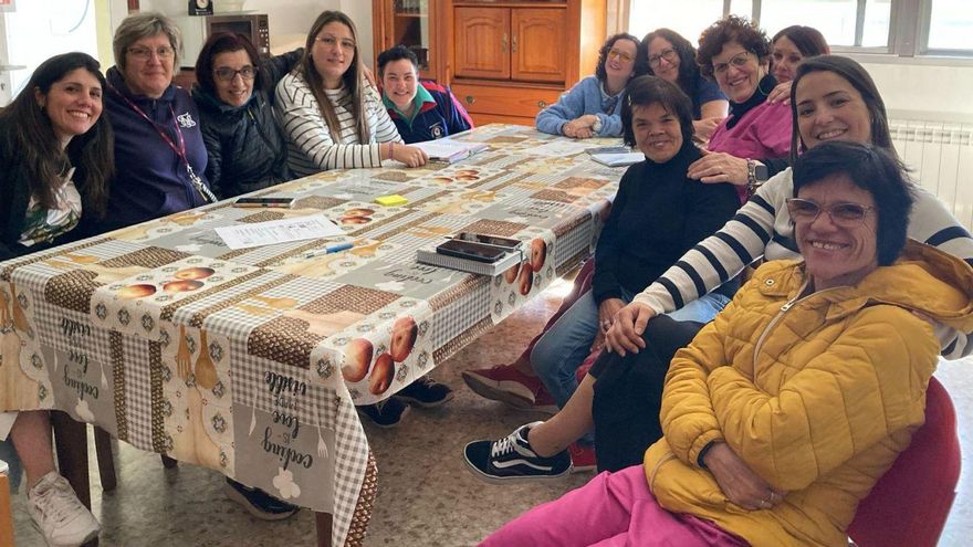 Mujeres incluidas en el proyecto de desinstitucionalización en la vivienda comunitaria en Mos y sus profesionales de apoyo. | FdV |