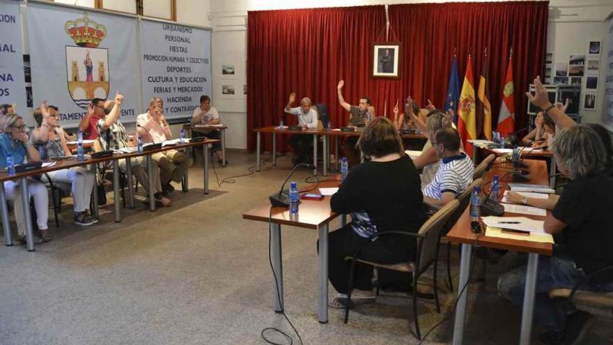 Todos los concejales votando a favor en el primer punto del Pleno, donde hubo unanimidad.