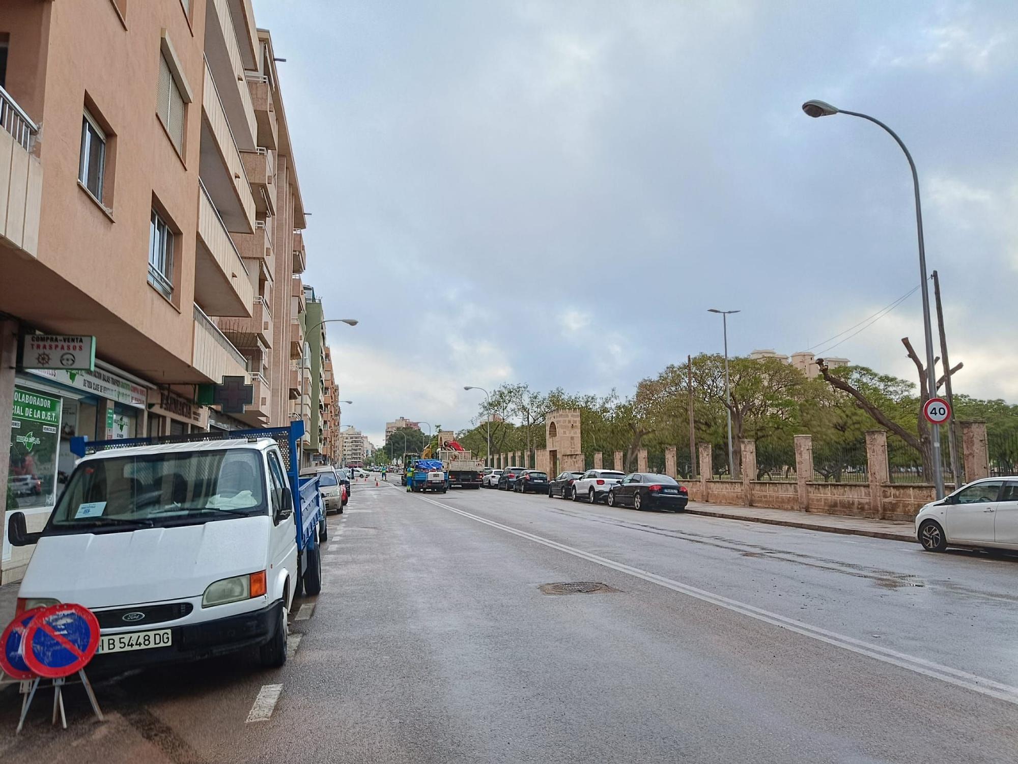 Una avería en una tubería deja sin agua a un centenar de vecinos de la calle Manuel Azaña