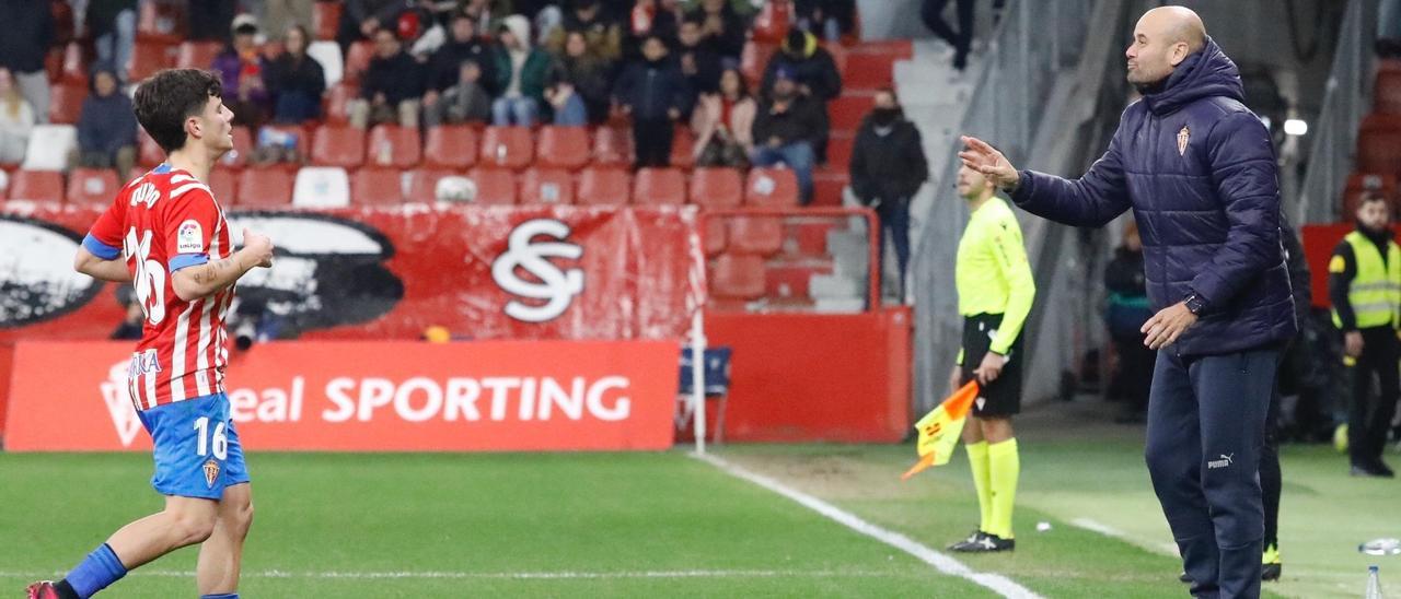 Miguel Ángel Ramírez da instrucciones a Queipo durante un partido en El Molinón