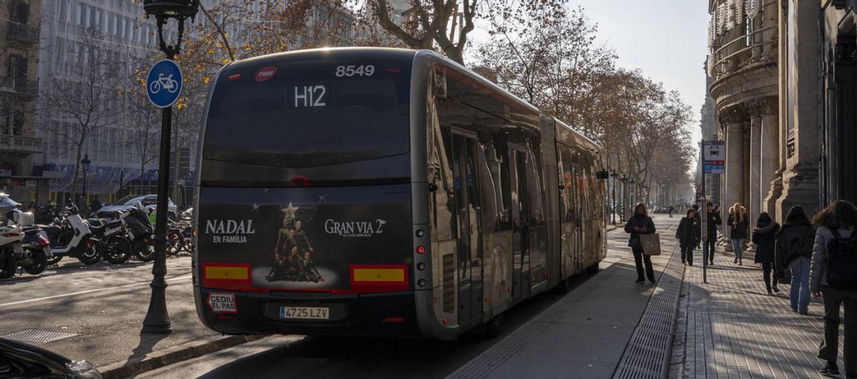 El bus es reforça amb més línies, carrils dobles i més freqüència