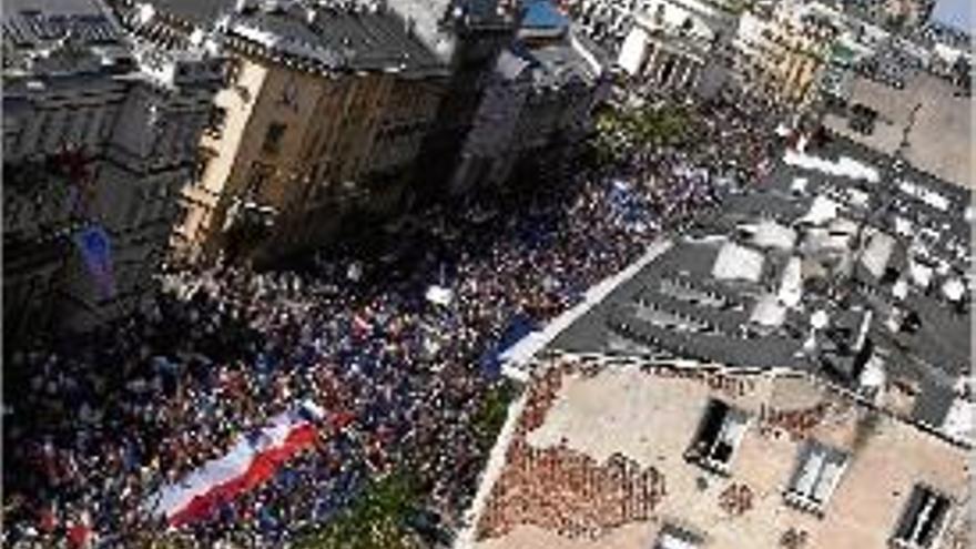 Més de 240.000 persones es van manifestar pel centre de Varsòvia.