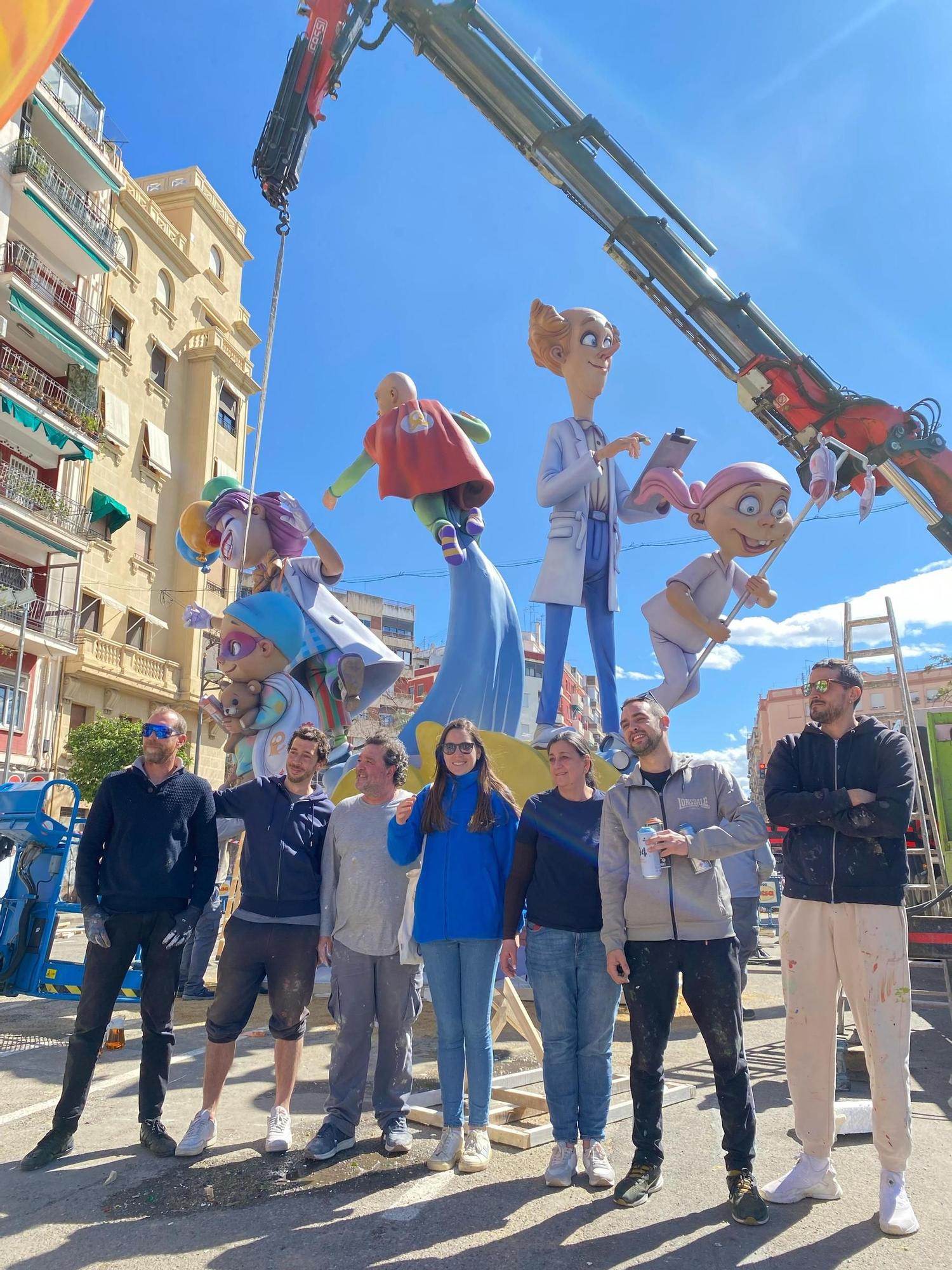 El grupo de artistas urbanos Unoogic junto con el artista fallero, Óscar García, la presidenta de Archiduque Carlos, Esperanza Moreno, y la fallera mayor, Belén Lafarga