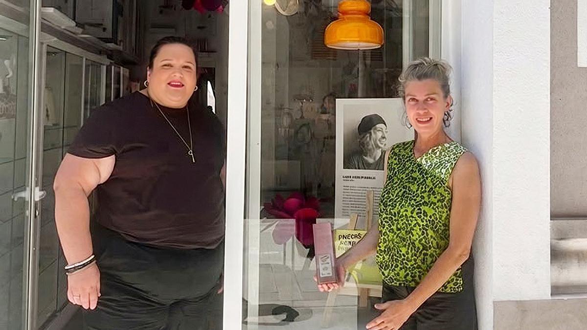 A la derecha, Lucía Lorente con el trofeo como mejor mujer artesana de la Comunitat Valenciana 2026. A su lado, la concejala de Cultura de Altea Pepa Victoria Pérez.