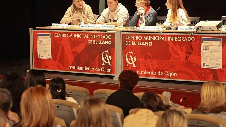 Por la izquierda, Enrique García, Aymar Merino, Coro Jiménez y la psicóloga Yurema de la Fuente, en la sesión celebrada ayer en El Llano.