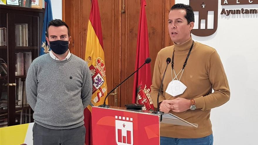 El alcalde Rubén Alfaro y el concejal Fernando Gómez anunciado las nuevas obras del Plan Edificant.