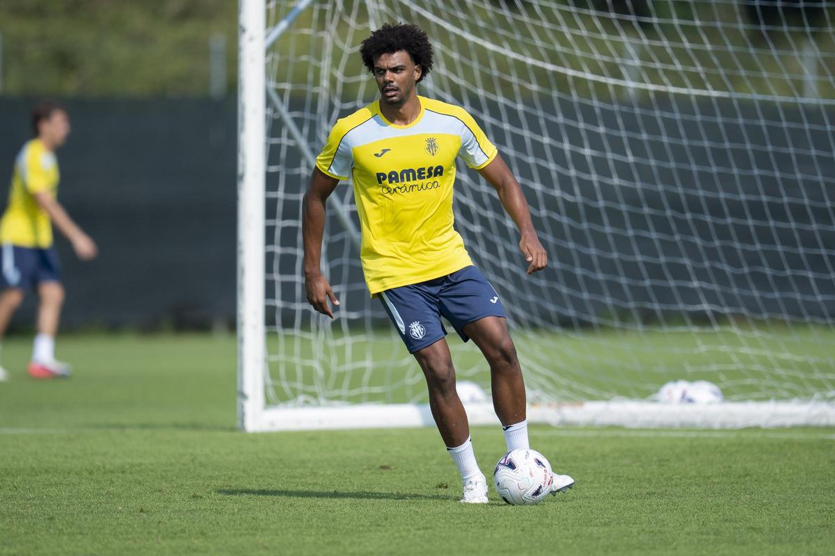 Renato Veiga, durante un entrenamiento de la pretemporada 2026/27 del Villarreal CF.