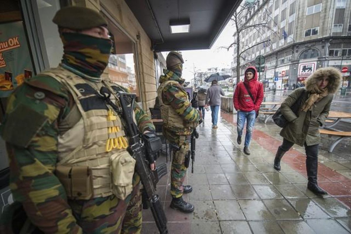 Soldats armats vigilen davant d’un restaurant al centre de Brussel·les.