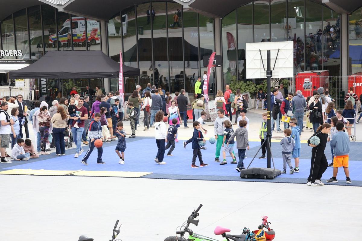 El Alimerka Oviedo Baloncesto vence a la lluvia: éxito de la fan zone en la previa del partido ante el Caja Rural Zamora El Alimerka Oviedo Baloncesto vence a la lluvia: éxito de la fan zone en la previa del partido ante el Caja Rural Zamora