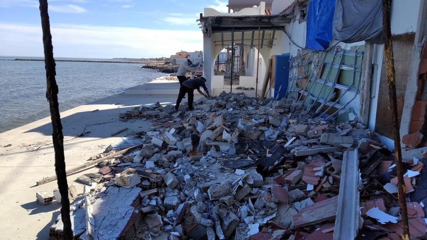 Escombros en una casa en la playa de les Deveses de Dénia.